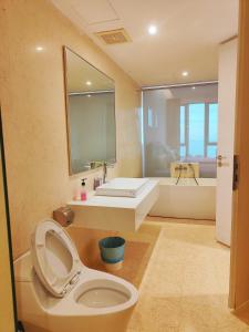a bathroom with a toilet and a sink and a tub at Amazing Seaview 2 Bedroom Bathtub Georgetown 6-8people超级海景双房带浴缸高级公寓 in George Town