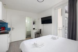 Un dormitorio blanco con una cama blanca y un escritorio. en Urban Oasis with Queen Bed and View BE-49, en Zúrich