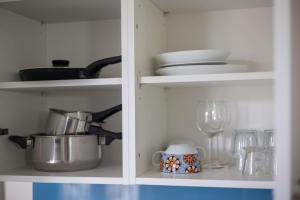 Una cocina o zona de cocina en Urban Oasis with Queen Bed and View BE-49