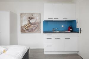 Kuchyň nebo kuchyňský kout v ubytování Urban Oasis with Queen Bed and View BE-49