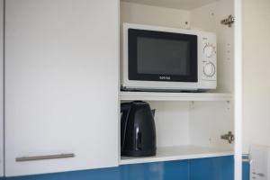 Una televisión o centro de entretenimiento en Urban Oasis with Queen Bed and View BE-49