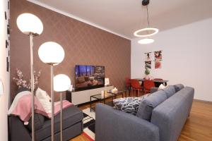 a living room with a couch and a tv at Ruby holiday home with patio in Vienna