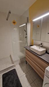 a bathroom with a sink and a shower at TILLON -Lumineux Balcon Transports- in Aubervilliers