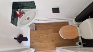ein kleines Bad mit einem Waschbecken und einem WC in der Unterkunft TILLON -Lumineux Balcon Transports- in Aubervilliers