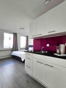 Η κουζίνα ή μικρή κουζίνα στο Downtown Deluxe Studio with Queen Bed BE-25
