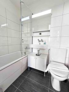 Ένα μπάνιο στο Downtown Deluxe Studio with Queen Bed BE-25 +9 φωτογραφίες