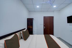 ein Schlafzimmer mit großem Bett und Fernseher in der Unterkunft Super Hotel O Connect in Jaipur + 25 Fotos