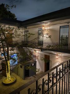 un edificio con un albero di fronte a un edificio di Choco Hostel a Puebla Altre 36 foto