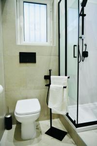 La salle de bains est pourvue d'une douche et de toilettes. dans l'établissement La Suerte Ercolano, à Ercolano