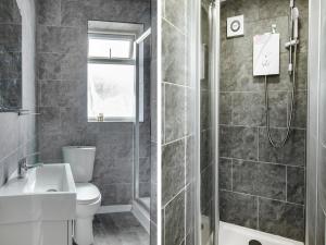ein Bad mit einer Dusche, einem WC und einem Waschbecken in der Unterkunft Eastbourne Lodge in Middlesbrough