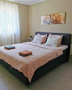 Ένα ή περισσότερα κρεβάτια σε δωμάτιο στο Luxurious 2 bedroom apartment with terrace and pool