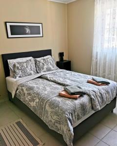Ένα ή περισσότερα κρεβάτια σε δωμάτιο στο Luxurious 2 bedroom apartment with terrace and pool