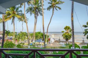 - un balcon avec vue sur la plage dans l'établissement Sai Rock Beach Hotel & Spa, à Bamburi