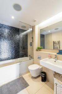 La salle de bains est pourvue de toilettes, d'un lavabo et d'une douche. dans l'établissement Luxury Apartment by Portobello Market, à Londres