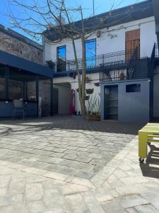 a patio with a tree in front of a building at Choco Hostel in Puebla