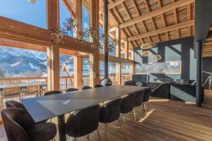 comedor con mesa, sillas y montañas en Luxury resort 5* Serrechevalier, en Le Monêtier-les-Bains