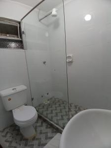 uma casa de banho branca com um WC e um chuveiro em Annodas Homes Milimani Kisumu em Kisumu