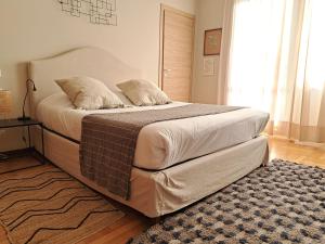 una camera con un grande letto con un tappeto di Milano Brera Relais a Milano