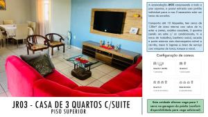 sala de estar con sofá rojo y TV en Juventus Residence en Goiânia