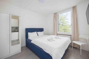 Ένα ή περισσότερα κρεβάτια σε δωμάτιο στο Urban Oasis with Queen Bed and View BE-32
