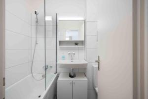 Ένα μπάνιο στο Urban Oasis with Queen Bed and View BE-32