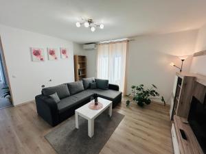 sala de estar con sofá y mesa en Apartments Lorella, en Pula