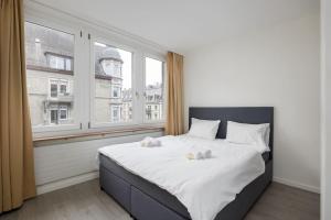 Postel nebo postele na pokoji v ubytování Urban Oasis with Queen Bed and View BE-48