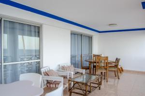sala de estar con mesa y sillas en Sai Rock Beach Hotel & Spa en Bamburi