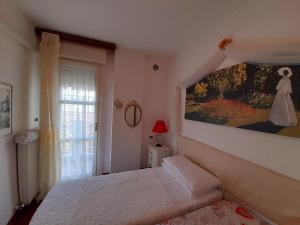 1 dormitorio con 1 cama y una pintura en la pared en Luxury House B&B, en Bassano del Grappa