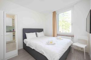 Rúm í herbergi á Urban Oasis with Queen Bed and View BE-12