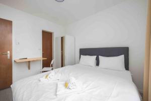 Rúm í herbergi á Urban Oasis with Queen Bed and View BE-12