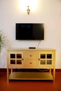 En TV eller et underholdningssystem på Heritage Home in Central Kolkata