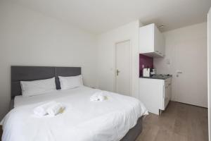 Postel nebo postele na pokoji v ubytování Urban Oasis with Queen Bed and View BE-23