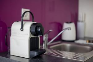 Kuchyň nebo kuchyňský kout v ubytování Urban Oasis with Queen Bed and View BE-23 + 8 fotografií