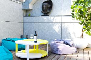 ボルドーにあるChartreuse du Parc - Appartement 2 chambres avec Parking - Caudéranのワイン1本とグラス1杯付きのテーブル