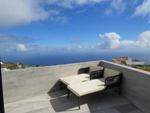 El Pinar del HierroにあるLua Hotel Boutiqueの海を望むバルコニー(椅子2脚、テーブル1台付)