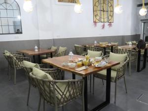 uma sala de jantar com mesas e cadeiras de madeira em Lua Hotel Boutique em El Pinar del Hierro