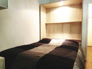 um quarto com uma cama num quarto em SW - Olympic Games Property Paris Bourget em Le Bourget