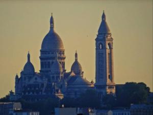 grupa budynków z wieżą zegarową w obiekcie SW - Olympic Games Property Paris Bourget w mieście Le Bourget