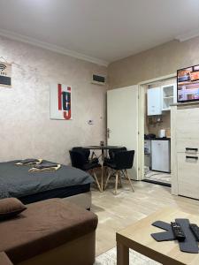 1 dormitorio con 1 cama y 1 mesa en una habitación en Apartmani Vrabac 2, en Divčibare