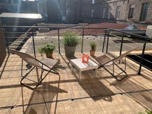 patio ze stołem i krzesłami na balkonie w obiekcie Appartement centre ville avec terrasse w Lille