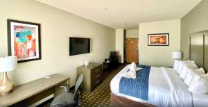 Owasso的住宿－Comfort Inn Owasso – Tulsa，配有一张床和一张书桌的酒店客房