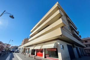 a building on the side of a street at Ampio con ottimi collegamenti per Roma & Aeroporto in Fiumicino