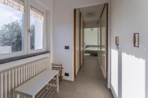 un pasillo con banco y ventana en Apartment With Sea View, Private Garden, Bogliasco, en Bogliasco