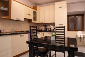 Kuhinja oz. manjša kuhinja v nastanitvi R22 Apartment