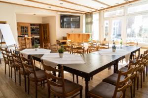 ein großes Esszimmer mit Tischen und Stühlen in der Unterkunft Hotel-Restaurant Kolpinghaus in Lingen