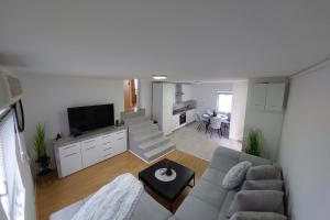 un soggiorno con divano e TV di Sydney Apartment a Bilice (Bilizze)