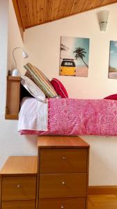 a bedroom with a bed with a pink blanket at Rincón Estelles in Estella