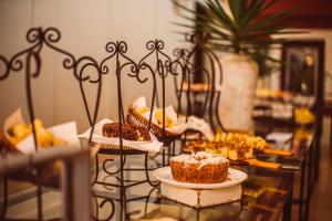 un buffet avec des gâteaux et des pâtisseries sur une table dans l'établissement Recanto Da Paz Hotel Fazenda, à Atibaia 37 autres photos