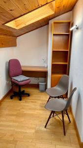 a room with two chairs and a desk and a chair at Rincón Estelles in Estella